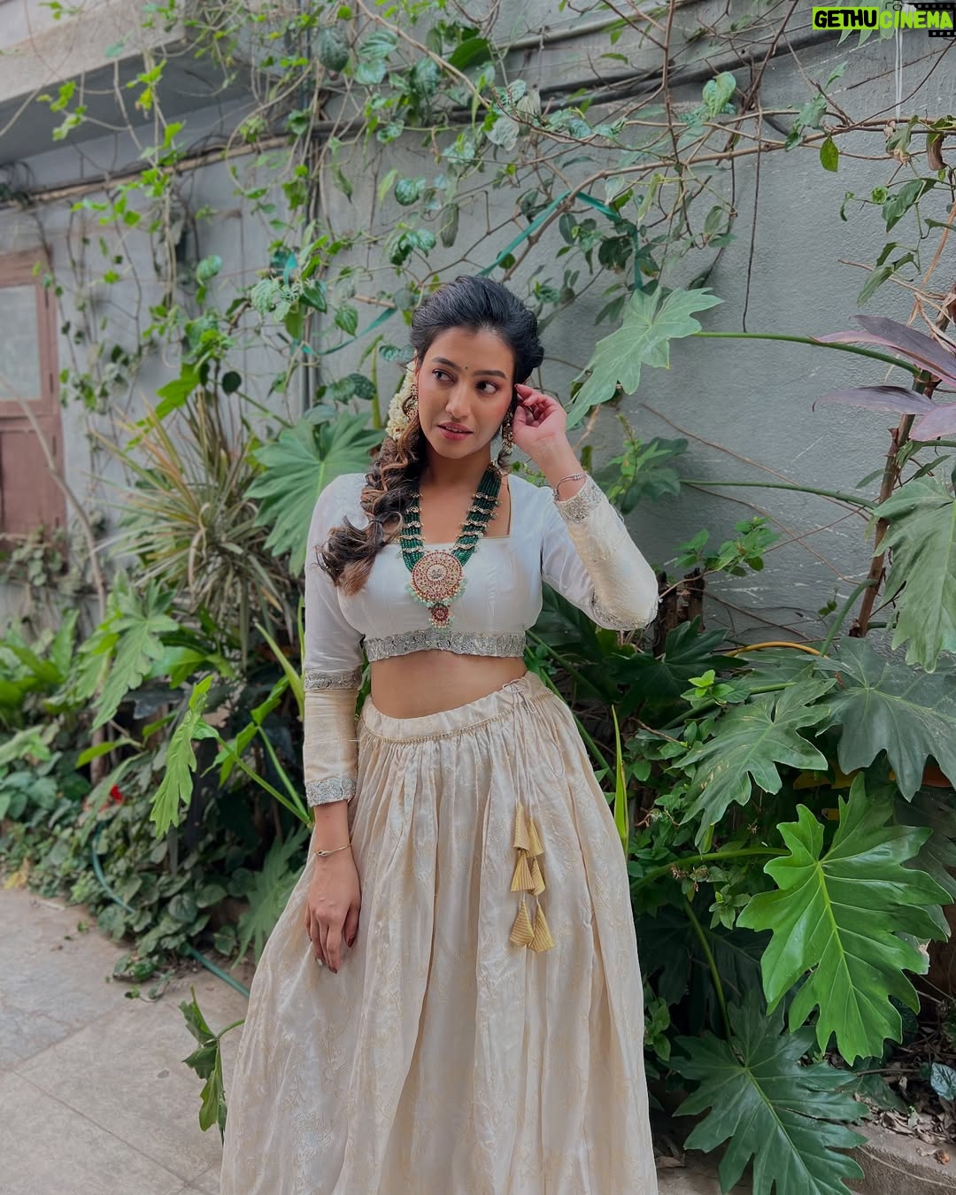 Ramola - 35.2K Likes - 🤍
Outfit by: @makeover_by_veenaa
Jewels : @sharvi_rental_jewellery
#bb2 #actressramola #whitelehenga #ramola #rentaljewellery #bharjaribachelorsseason2
