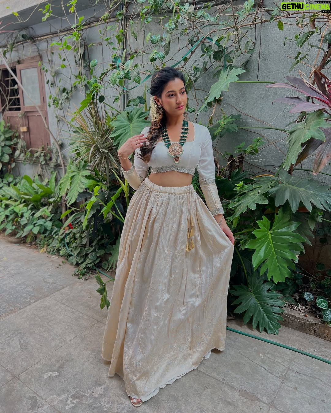 Ramola - 35.2K Likes - 🤍
Outfit by: @makeover_by_veenaa
Jewels : @sharvi_rental_jewellery
#bb2 #actressramola #whitelehenga #ramola #rentaljewellery #bharjaribachelorsseason2