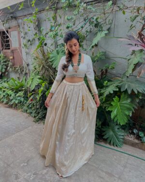 Ramola Instagram - 🤍 

Outfit by: @makeover_by_veenaa 
Jewels : @sharvi_rental_jewellery 

#bb2 #actressramola #whitelehenga #ramola #rentaljewellery #bharjaribachelorsseason2