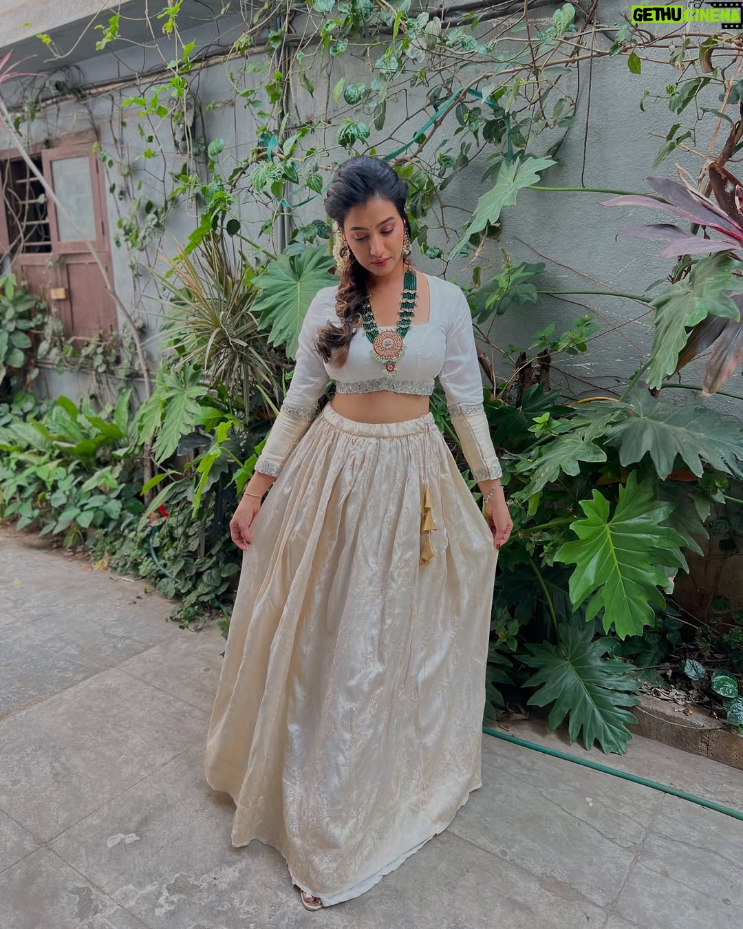 Ramola - 35.2K Likes - 🤍
Outfit by: @makeover_by_veenaa
Jewels : @sharvi_rental_jewellery
#bb2 #actressramola #whitelehenga #ramola #rentaljewellery #bharjaribachelorsseason2