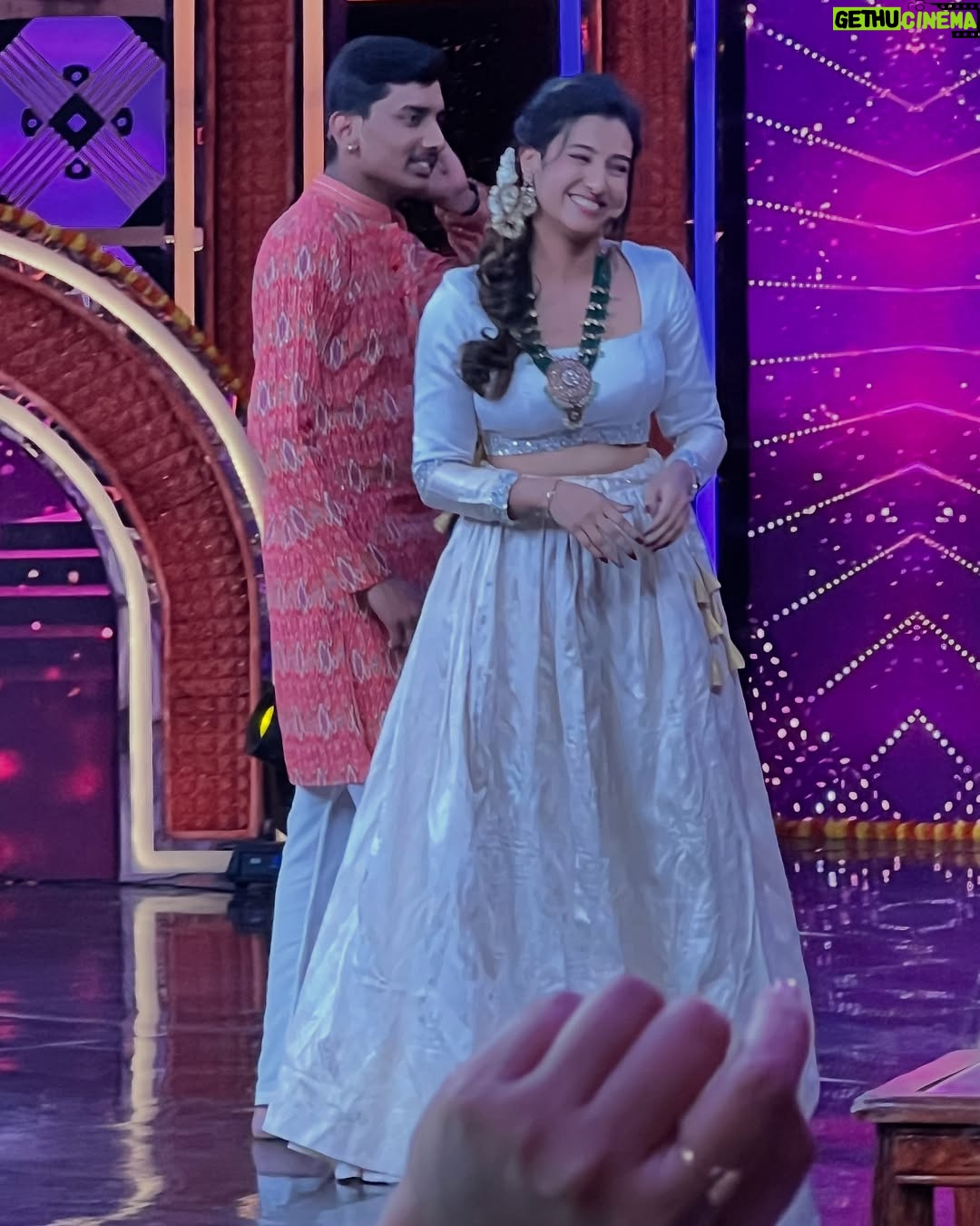 Ramola - 35.2K Likes - 🤍
Outfit by: @makeover_by_veenaa
Jewels : @sharvi_rental_jewellery
#bb2 #actressramola #whitelehenga #ramola #rentaljewellery #bharjaribachelorsseason2