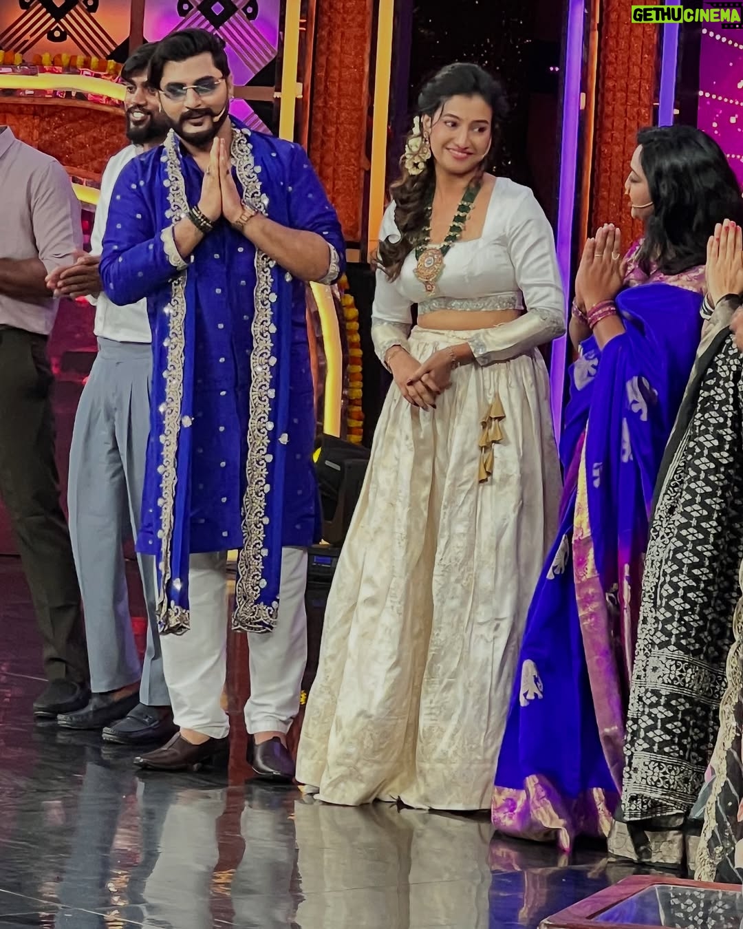 Ramola - 35.2K Likes - 🤍
Outfit by: @makeover_by_veenaa
Jewels : @sharvi_rental_jewellery
#bb2 #actressramola #whitelehenga #ramola #rentaljewellery #bharjaribachelorsseason2