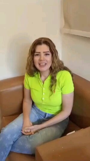 Rania Farid Shawki Instagram - عايزة مننا ايه يا أميرة 😜
دي آخرة اللي يعمل مسرحية غنائية😅