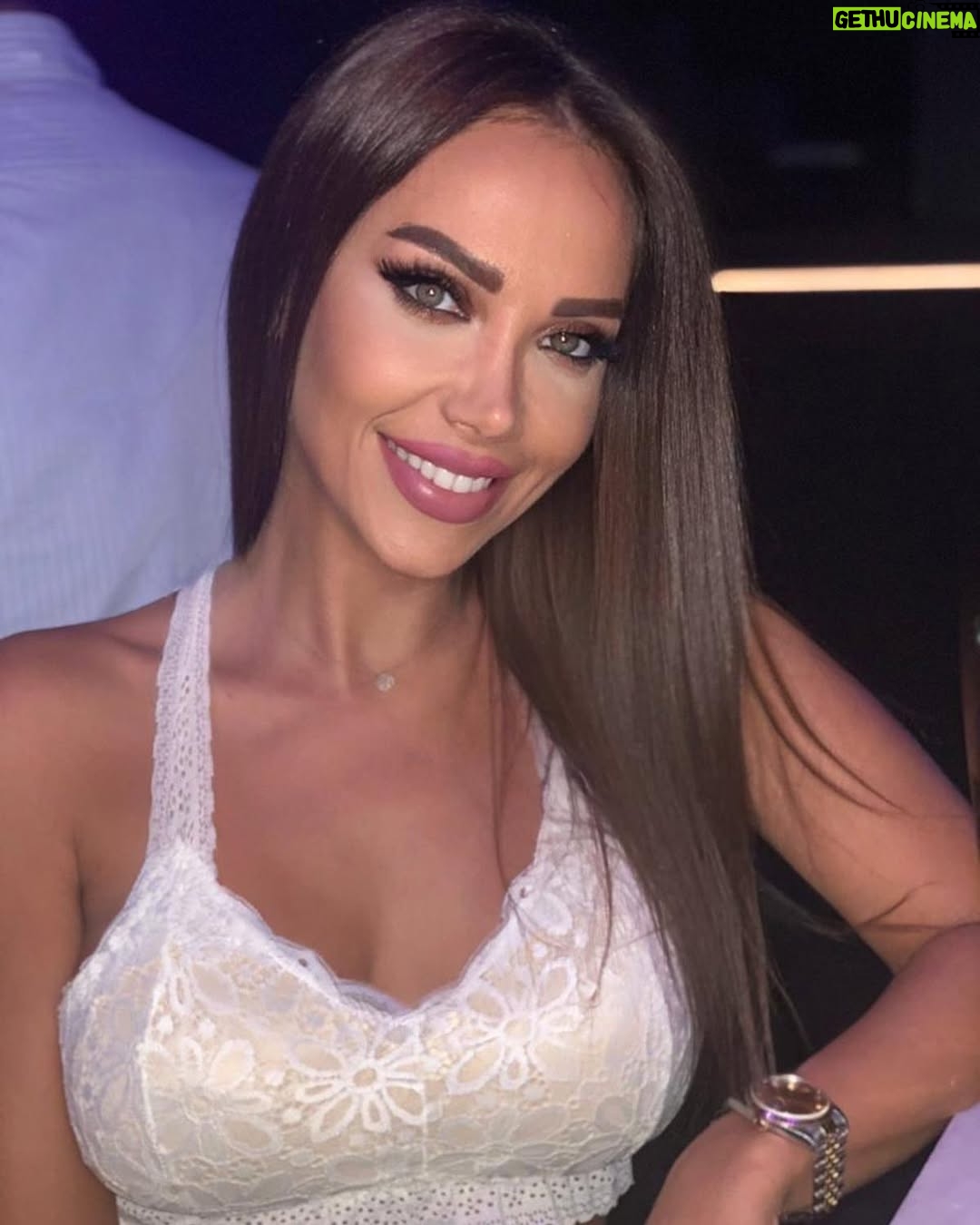 Rania Salwan - 4K Likes - لا أحد يستطيع أن يأخذ منك ألمك، فلا تسمح لأحد أن يأخذ منك سعادتك.