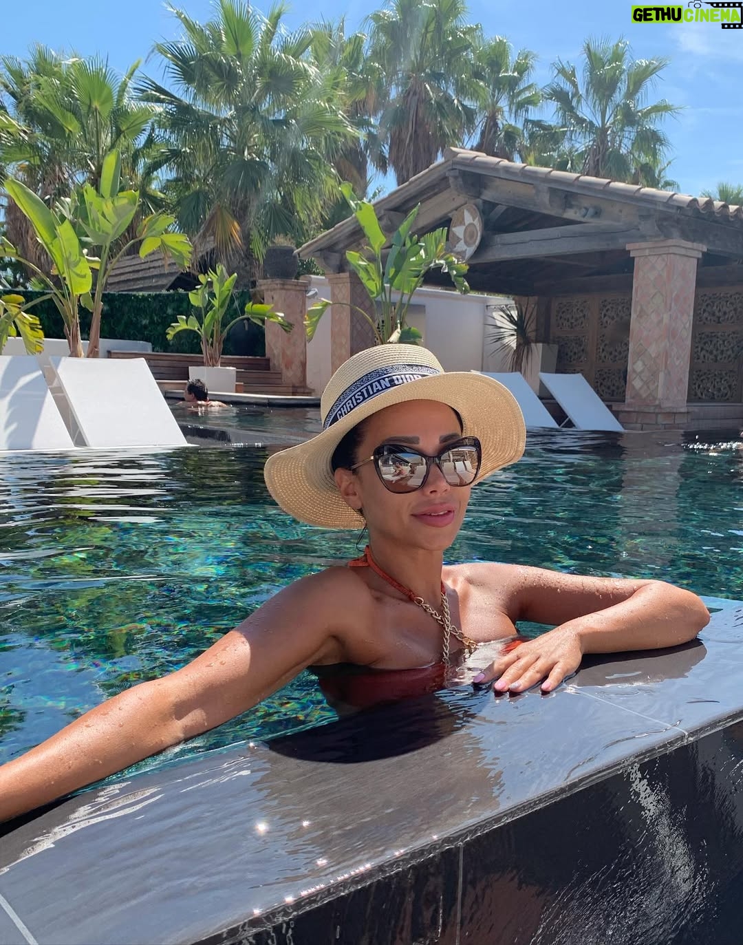 Rania Salwan - 2.6K Likes - Just be yourself 🥰