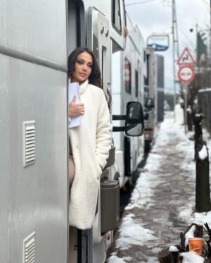 Rania Salwan Instagram - #القدر دايما بحطنا بمطارح جديدة وتجارب جديدة!كونوا عطول جاهزين 🥰
#mbc #shahid #cbc #istanbul