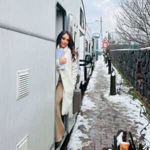 Rania Salwan Instagram - #القدر دايما بحطنا بمطارح جديدة وتجارب جديدة!كونوا عطول جاهزين 🥰
#mbc #shahid #cbc #istanbul