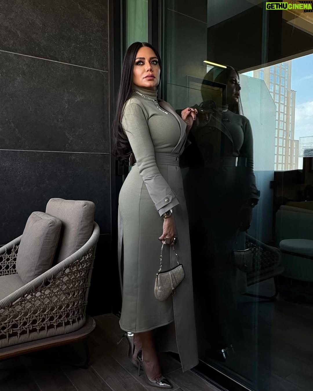 Rania Youssef - 37.8K Likes - My visit to the magical #diormuseum at Riyadh ✨
Outfit by @noraalshaikh_official
Styled by @basamat.arabia
H&MU @laplatinelounge
Thank you my dear @alsharefa.aisha