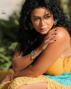 Rania Youssef Instagram - ‏عيد سعيد 💛🩵

‎#eidmubarak ❤️ #Eid2025
📸: @bebo_elturky_photography_bt 
#رانيايوسف #رانيا_يوسف #raniayoussef #rania_youssef
