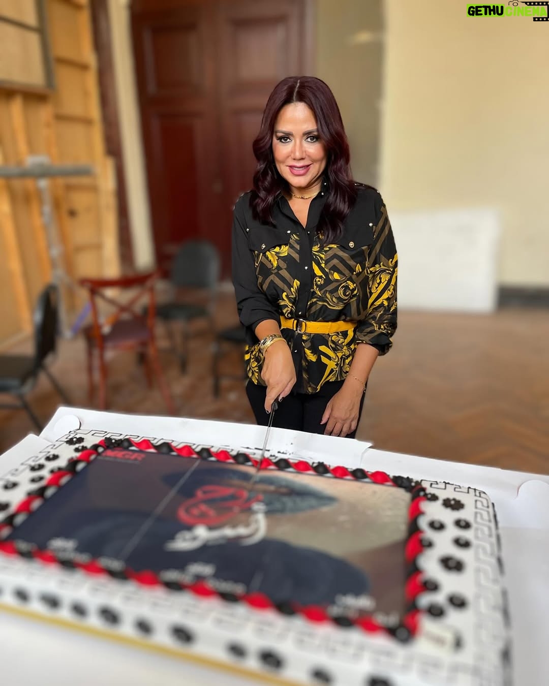 Rania Youssef - 17.7K Likes - اول يوم تصوير لمسلسل روج اسود 💄🖤
مع زملائي الحلوين لقاء الخميسي، داليا مصطفى، مي سليم، وفرح الزاهد ❤️
إخراج: محمد عبدالرحمن حماقي
تأليف: ايمن سليم
إنتاج: ممدوح شاهين
