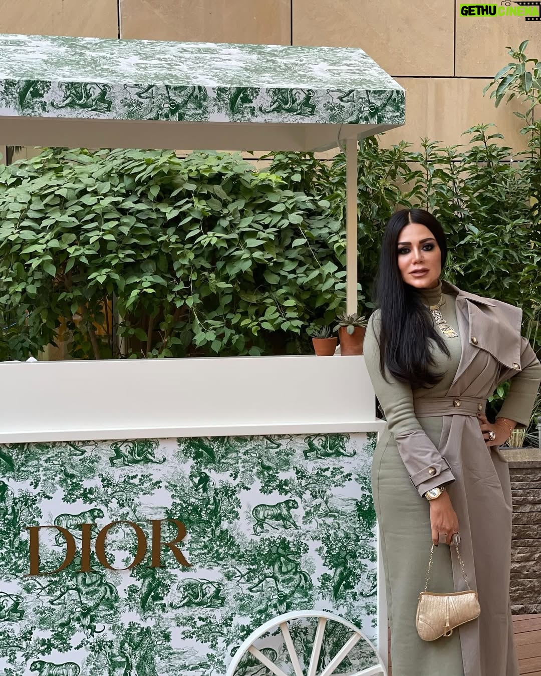 Rania Youssef - 37.8K Likes - My visit to the magical #diormuseum at Riyadh ✨
Outfit by @noraalshaikh_official
Styled by @basamat.arabia
H&MU @laplatinelounge
Thank you my dear @alsharefa.aisha