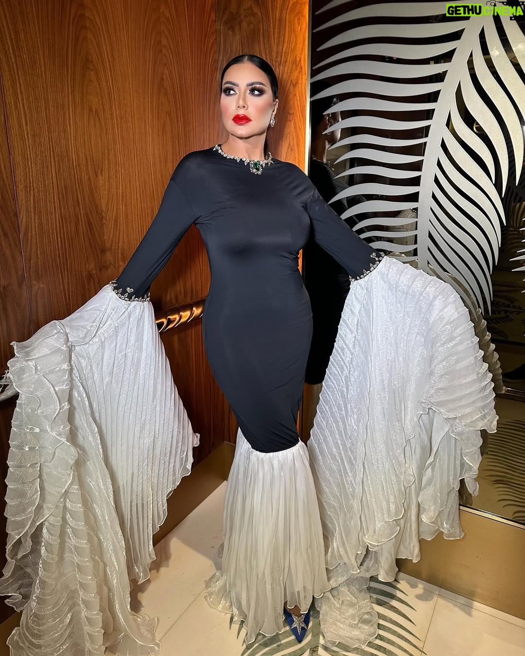 Rania Youssef - 35.1K Likes - A touch of vintage charm ✨👑
Dress & Makeup by 💄: @mohammed_ali_mustafa