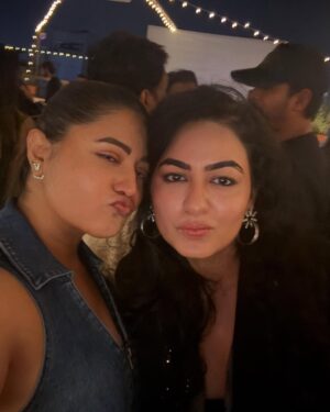 Rashami Desai Instagram - 10/10 memories with the best people…
.
.
Ps : love the song ❤️ dost ka gaana 🧿 morn success to you 
.
.
#rashamidesai #rashamians #diva #throwbacktime #whatmoreispossible #love #rythamicrashami💃🏻 #life #immagical✨🧞‍♀️🦄