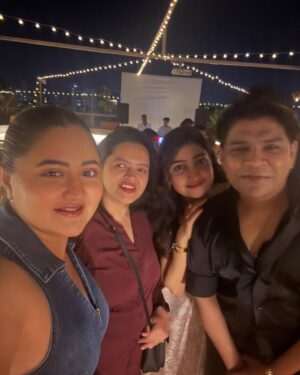 Rashami Desai Instagram - 10/10 memories with the best people…
.
.
Ps : love the song ❤️ dost ka gaana 🧿 morn success to you 
.
.
#rashamidesai #rashamians #diva #throwbacktime #whatmoreispossible #love #rythamicrashami💃🏻 #life #immagical✨🧞‍♀️🦄