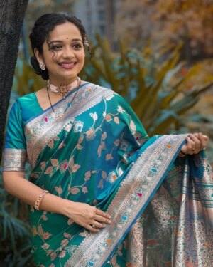 Rashmi Anpat Instagram - गुढीपाडवा म्हणजे नवीन सुरुवातीचा सण, नव्या स्वप्नांची चाहूल आणि आनंदाची गुढी उभारण्याचा क्षण! या पवित्र दिवशी आपल्या आयुष्यात सुख, समृद्धी, आरोग्य आणि आनंद नक्कीच नांदो. गुढी उभारून यशाची उंच भरारी घेऊया, सकारात्मकतेने नवीन वर्षाचं स्वागत करूया..
गुढीपाडव्याच्या हार्दिक शुभेच्छा 😊🙏
.
📷- @korlekarmania🤗

#gudhipadwa #newbeginning #marathinewyear #festivevibes #prosperity #festivemood #indiantradition #cultureandheritage #positivevibes #loveforsaree #curlyhairgirl #rashmianpat