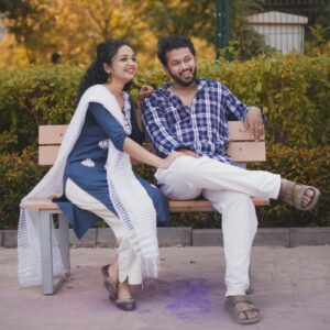 Rashmi Anpat Instagram - जेव्हा तुमची गौराई पूर्ण महाराष्ट्रात गाजते तेव्हा गौराई आणि मी लोकांच्या कौतुकाने भरलेल्या कमेंट्स कडे असेच बघत बसतो..❤️
.
.pc - @vaibhav_gadahire_photography
.
#rashmianpat #korlekarmania #gaurai