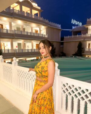 Ravina tekwani Instagram - I’m just a girl posting 2023 wedding pics in 2025 💁🏼‍♀️ also my Walnut choti stole the show ✨ 

Outfit from the best in town @jashan_by_jayamulani 
.
.
.
.
.
.
#haldilook #indianwedding #indianfashion