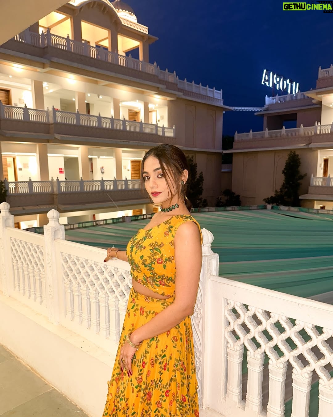 Ravina tekwani - 1.2K Likes - I’m just a girl posting 2023 wedding pics in 2025 💁🏼♀️ also my Walnut choti stole the show ✨
Outfit from the best in town @jashan_by_jayamulani
.
.
.
.
.
.
#haldilook #indianwedding #indianfashion