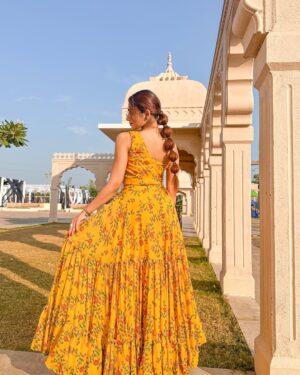 Ravina tekwani Instagram - I’m just a girl posting 2023 wedding pics in 2025 💁🏼‍♀️ also my Walnut choti stole the show ✨ 

Outfit from the best in town @jashan_by_jayamulani 
.
.
.
.
.
.
#haldilook #indianwedding #indianfashion