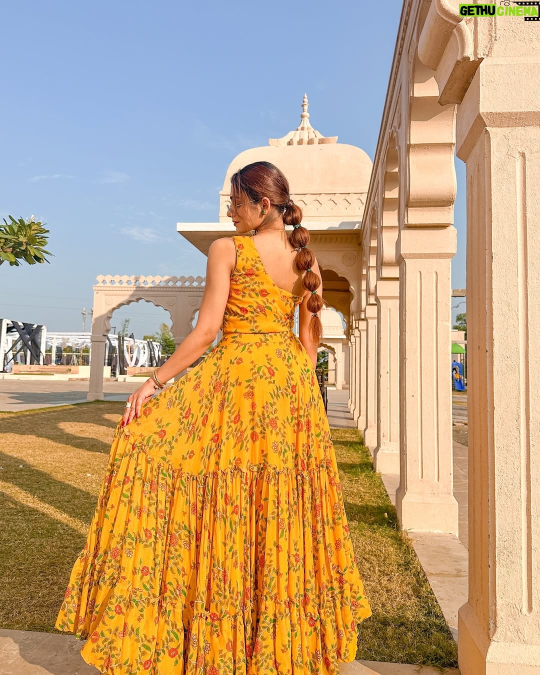 Ravina tekwani - 1.2K Likes - I’m just a girl posting 2023 wedding pics in 2025 💁🏼♀️ also my Walnut choti stole the show ✨
Outfit from the best in town @jashan_by_jayamulani
.
.
.
.
.
.
#haldilook #indianwedding #indianfashion