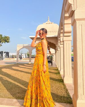 Ravina tekwani Instagram - I’m just a girl posting 2023 wedding pics in 2025 💁🏼‍♀️ also my Walnut choti stole the show ✨ 

Outfit from the best in town @jashan_by_jayamulani 
.
.
.
.
.
.
#haldilook #indianwedding #indianfashion