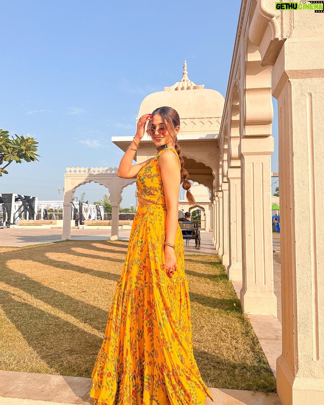Ravina tekwani - 1.2K Likes - I’m just a girl posting 2023 wedding pics in 2025 💁🏼♀️ also my Walnut choti stole the show ✨
Outfit from the best in town @jashan_by_jayamulani
.
.
.
.
.
.
#haldilook #indianwedding #indianfashion