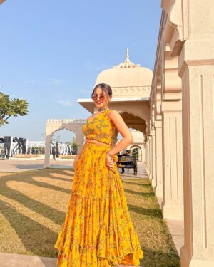 Ravina tekwani Instagram - I’m just a girl posting 2023 wedding pics in 2025 💁🏼‍♀️ also my Walnut choti stole the show ✨ 

Outfit from the best in town @jashan_by_jayamulani 
.
.
.
.
.
.
#haldilook #indianwedding #indianfashion