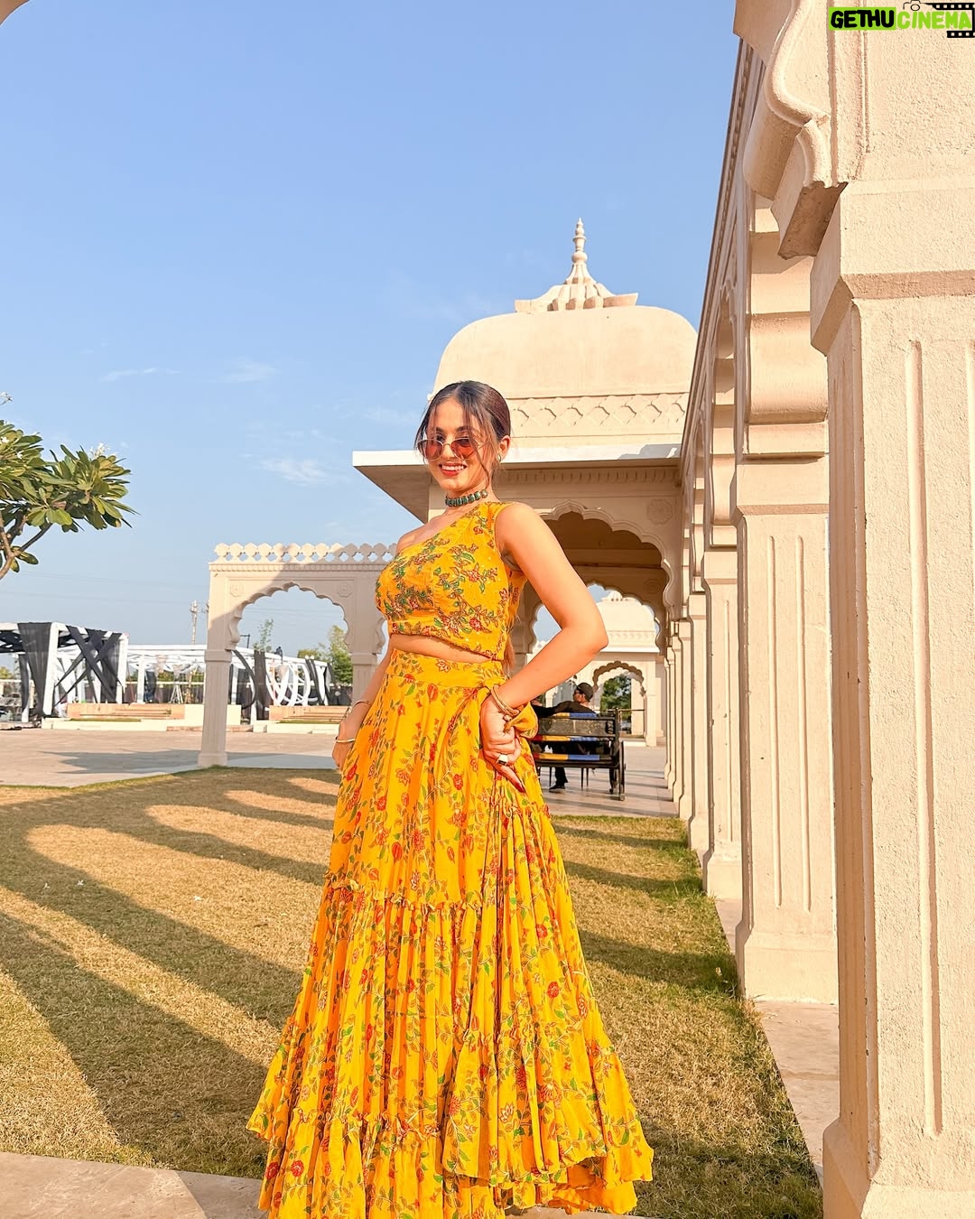 Ravina tekwani - 1.2K Likes - I’m just a girl posting 2023 wedding pics in 2025 💁🏼♀️ also my Walnut choti stole the show ✨
Outfit from the best in town @jashan_by_jayamulani
.
.
.
.
.
.
#haldilook #indianwedding #indianfashion