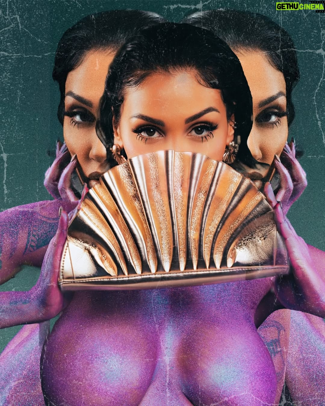 Rawell Saiidii - 2.4K Likes - ✨Métamorphose en Essence Pure ♍️🪻💜
Elle n’est pas une femme ordinaire. Elle est une essence, une vibration, une énergie qui ne se laisse jamais enfermer dans une seule définition.
Ce bodypainting n’est pas un simple art sur la peau. C’est une renaissance, un manifeste, une déclaration : Je suis toutes ces femmes à la fois.
( J’ai retravaillé chaque image pour y apporter ma vision, en ajoutant ma touche personnelle aux retouches du photographe. ) 🧠
#styliste & #directionartistique :
@celiastern
#photographer : @tiwel_
#makeup ; @datzalexmua & @lea_svlmua