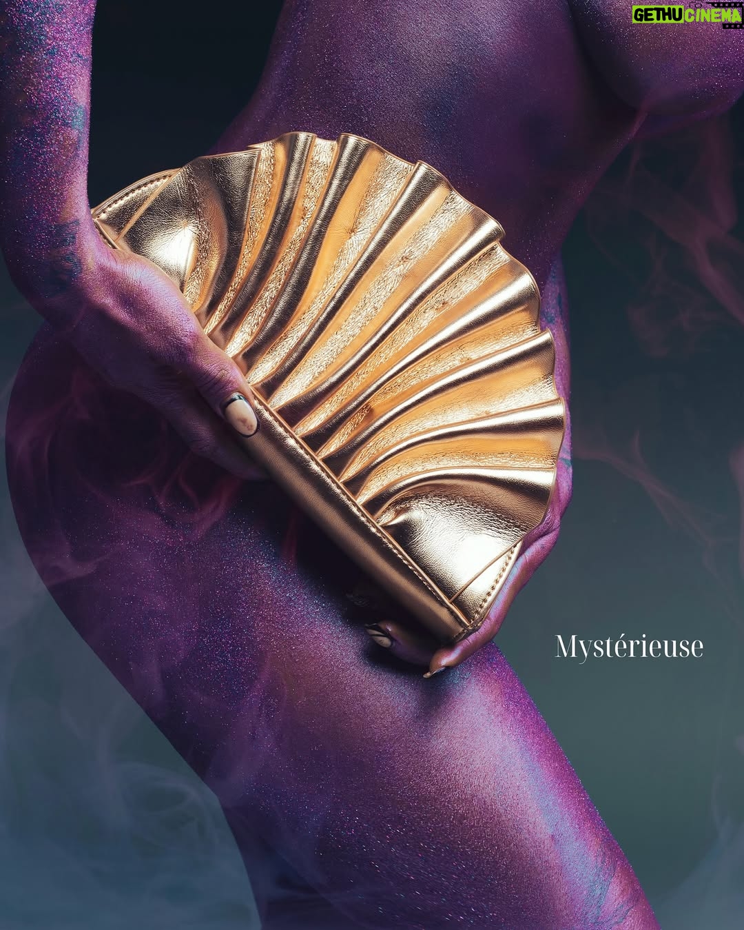 Rawell Saiidii - 2.4K Likes - ✨Métamorphose en Essence Pure ♍️🪻💜
Elle n’est pas une femme ordinaire. Elle est une essence, une vibration, une énergie qui ne se laisse jamais enfermer dans une seule définition.
Ce bodypainting n’est pas un simple art sur la peau. C’est une renaissance, un manifeste, une déclaration : Je suis toutes ces femmes à la fois.
( J’ai retravaillé chaque image pour y apporter ma vision, en ajoutant ma touche personnelle aux retouches du photographe. ) 🧠
#styliste & #directionartistique :
@celiastern
#photographer : @tiwel_
#makeup ; @datzalexmua & @lea_svlmua