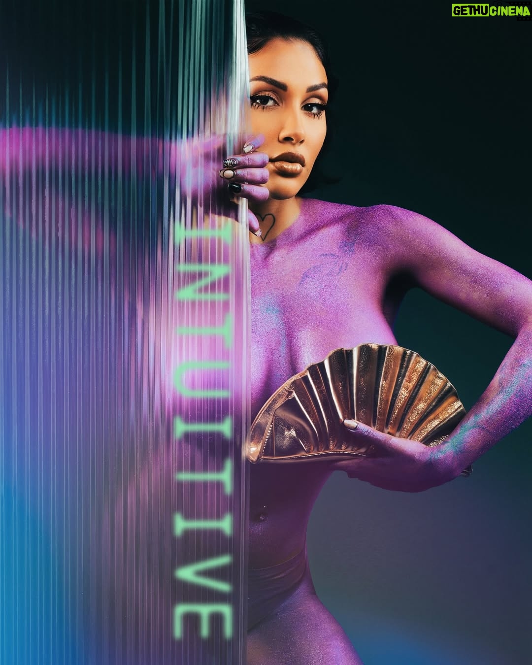 Rawell Saiidii - 2.4K Likes - ✨Métamorphose en Essence Pure ♍️🪻💜
Elle n’est pas une femme ordinaire. Elle est une essence, une vibration, une énergie qui ne se laisse jamais enfermer dans une seule définition.
Ce bodypainting n’est pas un simple art sur la peau. C’est une renaissance, un manifeste, une déclaration : Je suis toutes ces femmes à la fois.
( J’ai retravaillé chaque image pour y apporter ma vision, en ajoutant ma touche personnelle aux retouches du photographe. ) 🧠
#styliste & #directionartistique :
@celiastern
#photographer : @tiwel_
#makeup ; @datzalexmua & @lea_svlmua