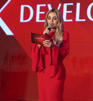 Razan Moughrabi Instagram - RED…for me it’s life fire love blood poison and sexy …. 
What is  RED for you 💋؟