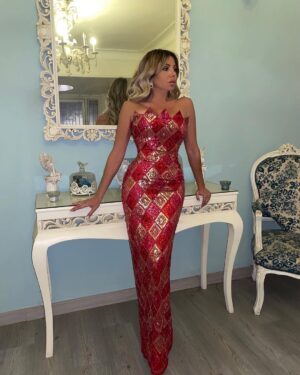 Razan Moughrabi Instagram - I am not a difficult woman at all. I am simply a strong woman and know my worth ♥️💋

Haute couture @ahmedabdullah_official 
Jewelry @iramjewelry_ 
Makeup @alsagheersalons
hairstyle @faresalsagheer 
Clutch @sheclutches