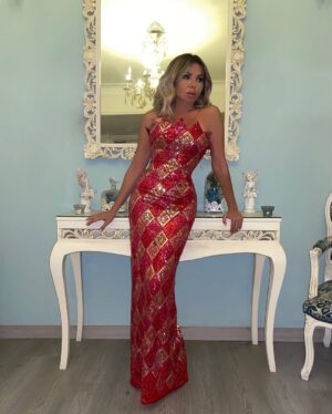 Razan Moughrabi Instagram - I am not a difficult woman at all. I am simply a strong woman and know my worth ♥️💋

Haute couture @ahmedabdullah_official 
Jewelry @iramjewelry_ 
Makeup @alsagheersalons
hairstyle @faresalsagheer 
Clutch @sheclutches