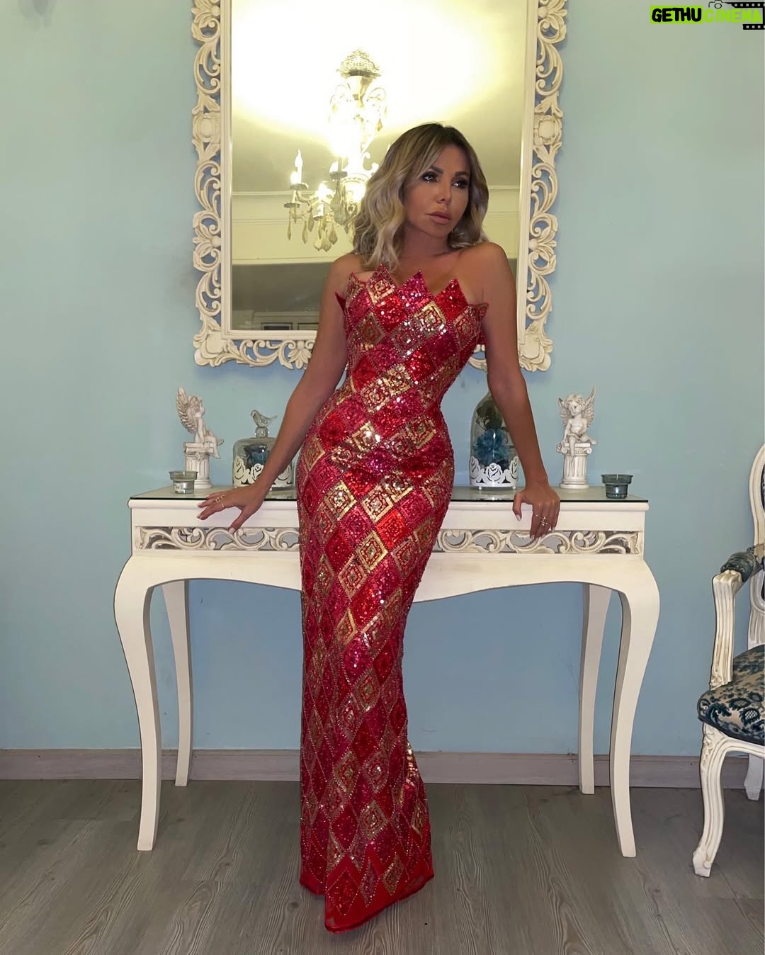 Razan Moughrabi - 1.9K Likes - I am not a difficult woman at all. I am simply a strong woman and know my worth ♥️💋
Haute couture @ahmedabdullah_official
Jewelry @iramjewelry_
Makeup @alsagheersalons
hairstyle @faresalsagheer
Clutch @sheclutches