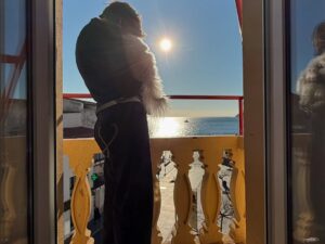 Rebeca Escribens Instagram - Comparto con ustedes algunas imágenes de lo que ha sido un viaje de ensueño. 
Un viaje que planifique desde enero del 2024. 
Un viaje que me ratifica lo bendecida que soy. 

1-Nuestro año nuevo en Barcelona
2-Teleferico de Montjuic Barcelona 
3-Un encuentro mágico con @annacortinaoficial en @larocavillage 
4-En Carcasona, Francia.
5-El Castillo de Carcassonne (también conocido como Palatium) se encuentra adosado a las murallas exteriores de la Ciudadela y fue erigido por los vizcondes de Trancavel, vasallos de los condes de Toulousse, que fueron derrotados tras la cruzada albingense en el siglo XIII.
(Copiadito de Google)
6-Camino a Turín, Italia para encontrarme con mi hermana del alma.
7-Noche de encuentro con mi Mabel y mi ahijada Dalia Rebeca preciosa.
8-Siete de la mañana, aún oscuro llevando a mi ahijada al colegio.
9-Con mi Betty! Muy orgullosa de ella y todo lo que ha logrado.
10-Un amanecer bonito.
11-Un clásico en Niza.
12-Las Arenas de Nîmes, Francia.
13 y 14- Amanecer en Cadaqués 
15- La iglesia de la Gran Madre de Dios, es un Templo católico de Turín, Italia.
16-Mi lugar favorito en mi mundo, el mar.
Cadaqués es un magnífico y remoto pueblo de pescadores situado en la península del Cap de Creus en la famosa Costa Brava española.
17-Una loca suelta en Niza con su Wachimam Pacheco.