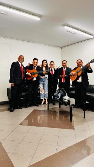 Rebeca Escribens Instagram - Es un peligro inminente toparme con un cajón y una guitarra pero sobre todo con este conjunto criollo que me hizo vibrar y recordar a mi padre y madre. 
Yo no crecí con canciones de cuna, sino con música criolla…. AGUA!!!!!
Y se armo la jarana saliendo de @aespectaculos 
@lucho_cuba_y_sus_criollos