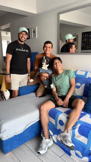 Rebeca Escribens Instagram - ¡Adoptar es un acto de amor!

La historia de Felipe es una realidad 
que nos invita a reflexionar.

Cuando las personas abandonan a sus animalitos, estos se quedan confundidos, 
con el corazón roto y dificultades para
volver a confiar. Es fundamental recordar
que adoptar implica un compromiso de 
cuidado de 10   años.

Los animales no son objetxs descartables, 
sino miembros de nuestra familia que dependen de nosotros. Protegerlos y 
cuidarlos es nuestra responsabilidad.

Mi experiencia rescatando a Felipe ha 
sido un desafío personal, pero gracias al 
apoyo de ustedes (Mi comunidad) y junto a unos cómplices logramos darle un final feliz. Cada rescate, cada lucha y cada apoyo nos acerca a un mundo donde los animales sean tratados con el amor y respeto que merecen.

Querido Felipe, te deseo lo mejor en tu 
nueva vida. ¡Promesa cumplida!
Gracias comunidad por unirse a cambiar 
la vida de Felipe y de muchos otros animales.

Comparte para generar consciencia y para
que más personas conozcan la historia 
de nuestro querido FELIPE. 

Está en nuestro poder cambiar la mentalidad de nuestra entorno y sociedad, unidos 
somos más fuertes. 

¡Mil gracias!

Creadora de contenido @elcaminodegab