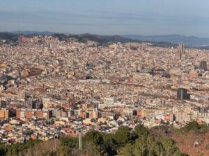 Rebeca Escribens Instagram - Comparto con ustedes algunas imágenes de lo que ha sido un viaje de ensueño. 
Un viaje que planifique desde enero del 2024. 
Un viaje que me ratifica lo bendecida que soy. 

1-Nuestro año nuevo en Barcelona
2-Teleferico de Montjuic Barcelona 
3-Un encuentro mágico con @annacortinaoficial en @larocavillage 
4-En Carcasona, Francia.
5-El Castillo de Carcassonne (también conocido como Palatium) se encuentra adosado a las murallas exteriores de la Ciudadela y fue erigido por los vizcondes de Trancavel, vasallos de los condes de Toulousse, que fueron derrotados tras la cruzada albingense en el siglo XIII.
(Copiadito de Google)
6-Camino a Turín, Italia para encontrarme con mi hermana del alma.
7-Noche de encuentro con mi Mabel y mi ahijada Dalia Rebeca preciosa.
8-Siete de la mañana, aún oscuro llevando a mi ahijada al colegio.
9-Con mi Betty! Muy orgullosa de ella y todo lo que ha logrado.
10-Un amanecer bonito.
11-Un clásico en Niza.
12-Las Arenas de Nîmes, Francia.
13 y 14- Amanecer en Cadaqués 
15- La iglesia de la Gran Madre de Dios, es un Templo católico de Turín, Italia.
16-Mi lugar favorito en mi mundo, el mar.
Cadaqués es un magnífico y remoto pueblo de pescadores situado en la península del Cap de Creus en la famosa Costa Brava española.
17-Una loca suelta en Niza con su Wachimam Pacheco.