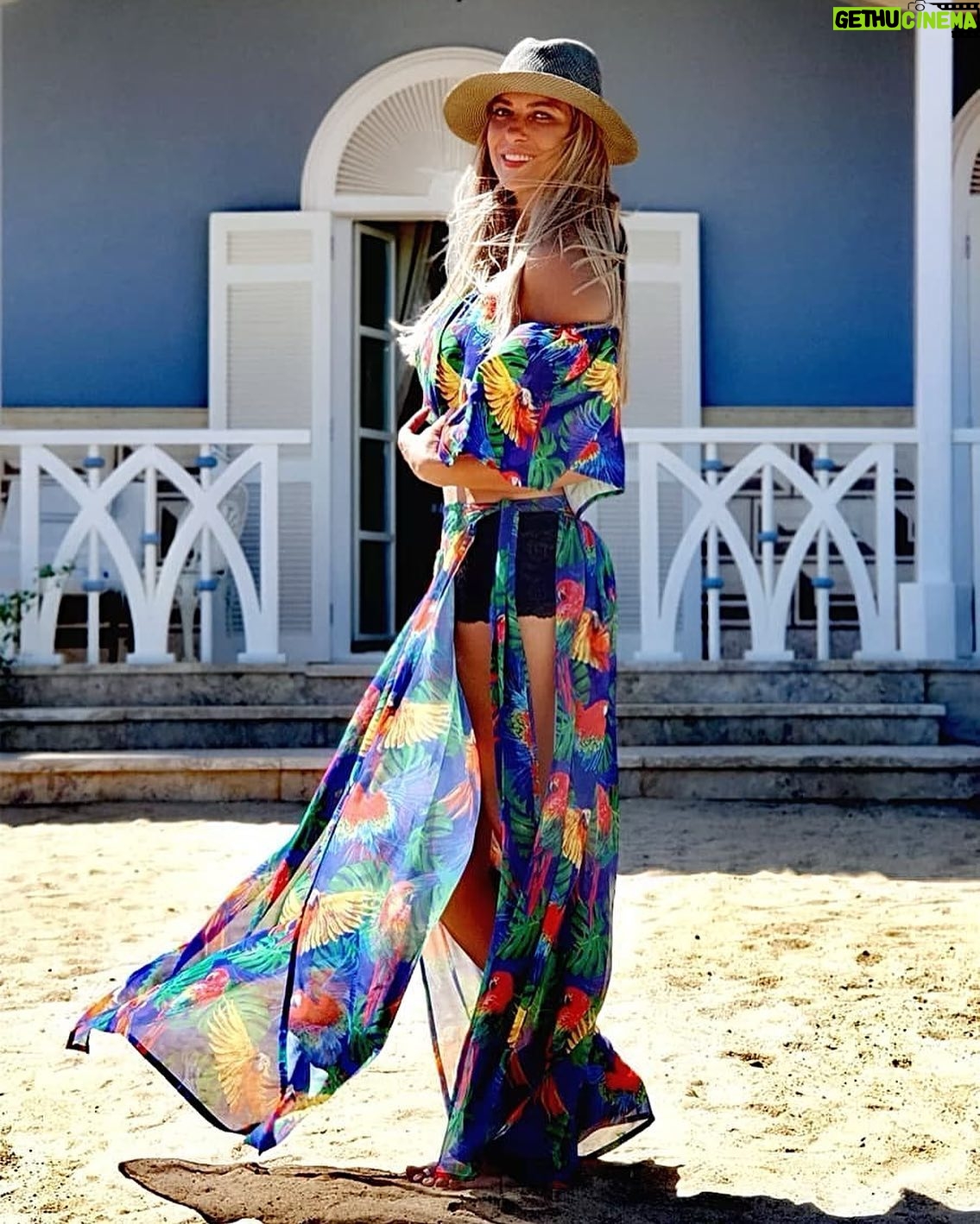 Reem Mustafa - 79.7K Likes - “Grow through what you go through”

Dress by @nadaakram
