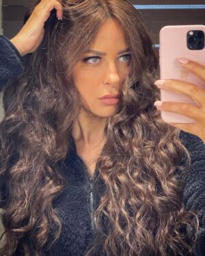 Reem Mustafa Instagram - Tell me your opinion blonde or brunette?
و كل سنة و انتم طيبين