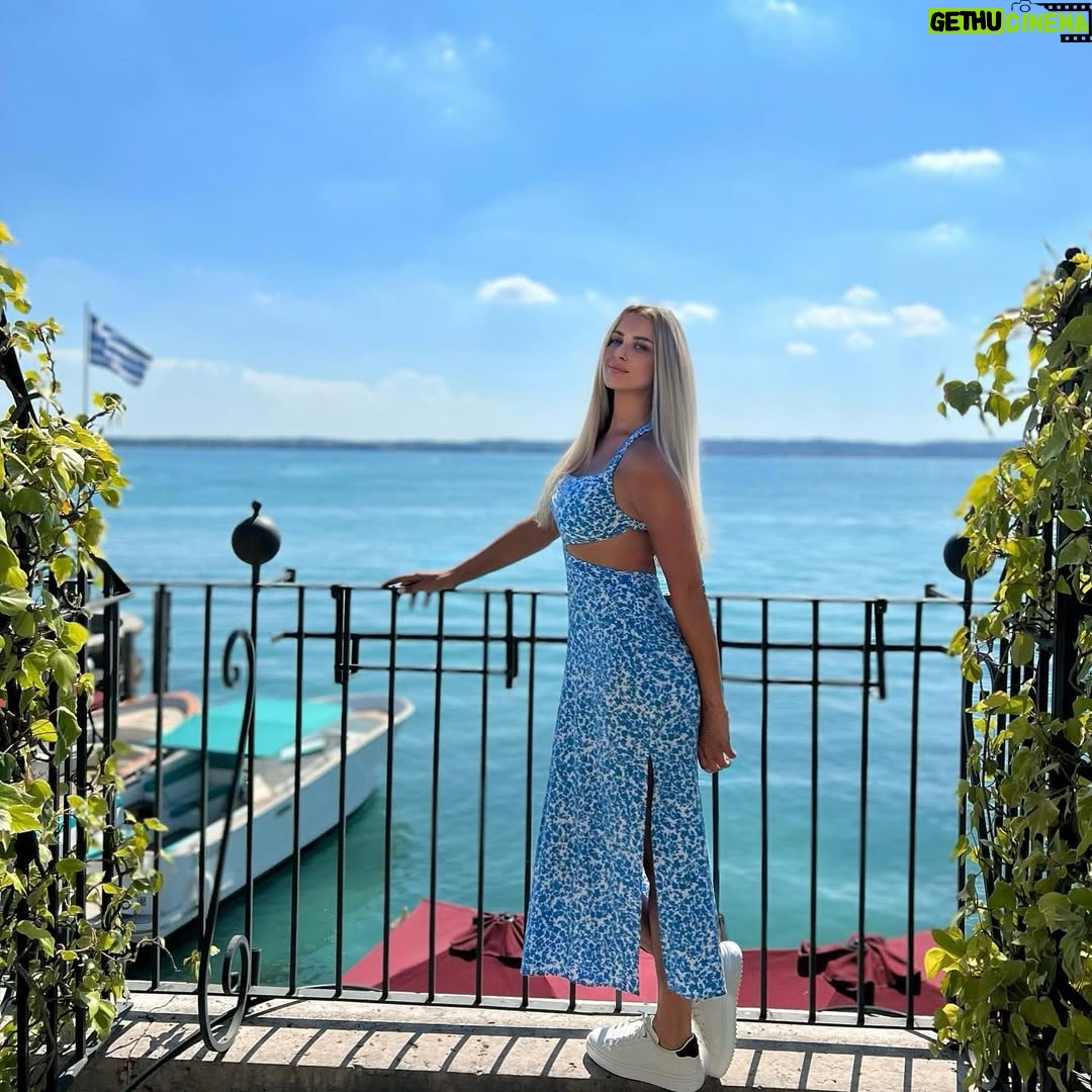 Reem Mustafa - 115.6K Likes - “Only From The Heart Can you Touch The Sky” 💙