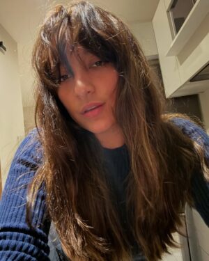 Regina Reynoso Instagram - ustedes siempre han sido muy buena onda conmigo entonces les quería compartir tantito camaaa vamos. Luego no subo mucho porque las redes me causaron mucho cuscus cuando aquel entonces hehe . buenoo … la Serena está súper bien ! Ya va a cumplir 5 😩 KHE . estoy contenta xq este año creo que se va estrenar todo lo q se grabó el año pasado; les aviso. Mientras llega lo que tenga que llegar ps he estado haciendo tapes ya saben, audicionandig, he bailado mucho , tocando instrumentos , cabatndo :)) y empezando (otra vez) a entrenar y desarrollar mi personalidad 1727 musical que tuve que parar cuando se me cruzó UNA BENDICIÓN😤😂voyaocupar su ayura 🫵🏻 Gracias por el apoyo siempre en cualquiera de mis múltiples roles 🫂😅. Hay tiempo para todo; hasta para que que vuelvas a sentir después de que creías que te habían roto. :)