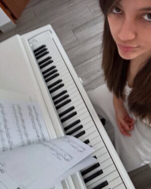 Regina Reynoso Instagram - ustedes siempre han sido muy buena onda conmigo entonces les quería compartir tantito camaaa vamos. Luego no subo mucho porque las redes me causaron mucho cuscus cuando aquel entonces hehe . buenoo … la Serena está súper bien ! Ya va a cumplir 5 😩 KHE . estoy contenta xq este año creo que se va estrenar todo lo q se grabó el año pasado; les aviso. Mientras llega lo que tenga que llegar ps he estado haciendo tapes ya saben, audicionandig, he bailado mucho , tocando instrumentos , cabatndo :)) y empezando (otra vez) a entrenar y desarrollar mi personalidad 1727 musical que tuve que parar cuando se me cruzó UNA BENDICIÓN😤😂voyaocupar su ayura 🫵🏻 Gracias por el apoyo siempre en cualquiera de mis múltiples roles 🫂😅. Hay tiempo para todo; hasta para que que vuelvas a sentir después de que creías que te habían roto. :)