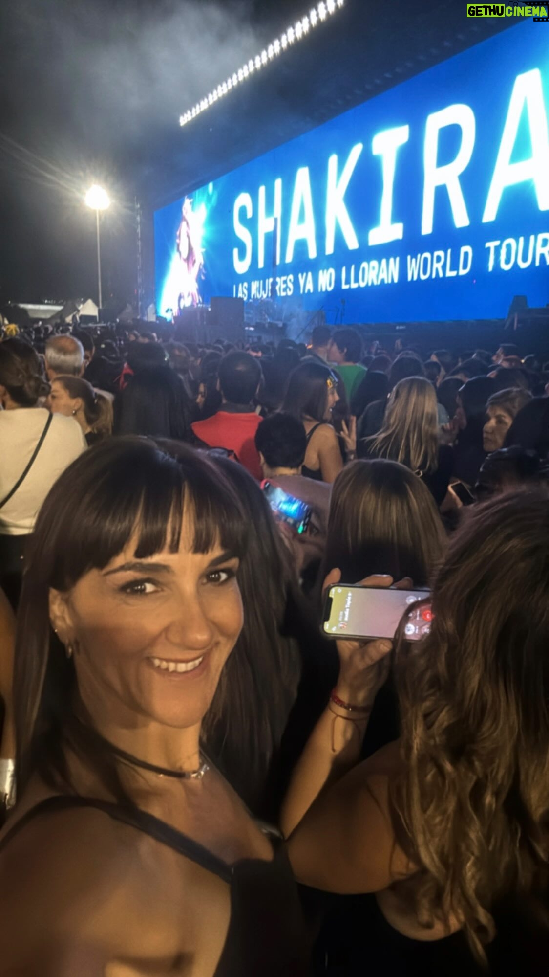 Renata Bravo - 3.4K Likes - Todos mis respetos @shakira tremenda artista !!!! Y el show INCREÍBLE en un mundo donde aún existe el machismo , Shakira logra salir a recorrer el mundo con un show extraordinario , sin dejar de criar a sus lobos! Hazte esa! Si Shakira puede, todas podemos 💪 #lasmujeresyanolloranworldtour