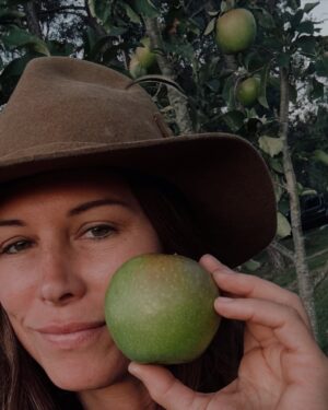 Rhona Mitra Instagram - Maybe you don't need more time to heal... maybe you need more experiences that show your nervous system a different reality.

If growing and picking your own food does not bring you the most ultimate joy, I'm quite convinced nothing ever will....

Planted these 🌳 🍏 babies 7 years ago. 

Indescribable to finally meet their shiney faces... 
Indescribable...
(Might have cried 🥹)

#foodismedicine
#foodislove
#foodisfamily