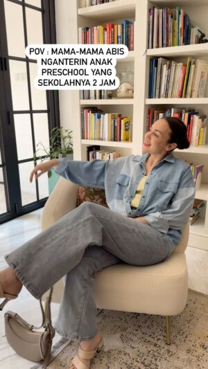 Rianti Cartwright Instagram - Baru mau gogoleran udah harus jemput lagi 😂. Bener gak bun?