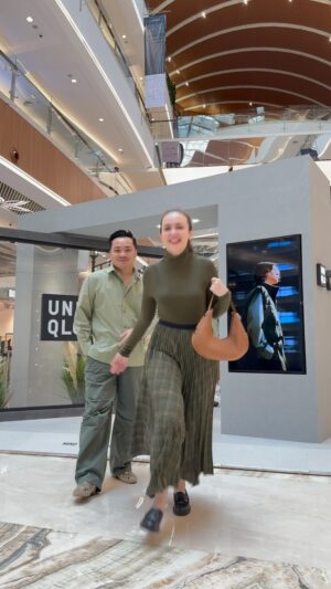 Rianti Cartwright Instagram - Fit check with the latest @uniqloindonesia C Collection by #clairewaightkeller. Love everything about this! Hosted by the one and only @titiessapoetra