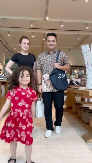 Rianti Cartwright Instagram - Batik Day family fit check. Selamat Hari Batik National.