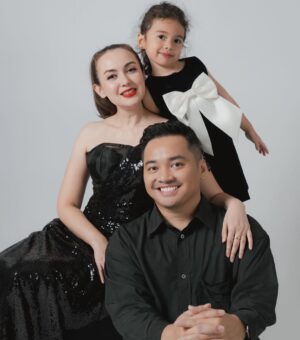 Rianti Cartwright Instagram - From our family to yours. Wishing you a Christmas full of Peace and Joy🎄♥️🕊️.
.
.
📸 : @gidwinata